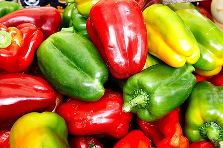 黄色e摄影照片_红、黄、绿三色辣椒在意大利罗马的一家蔬菜市场出售