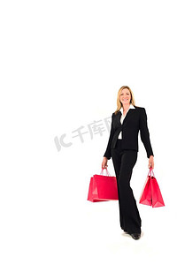 一个穿着漂亮的金发女人拿着购物袋。工作室拍摄孤立在一个白色背景上的一个小阴影的深度。