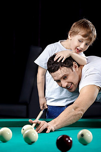 那个年轻人和那个小男孩打台球