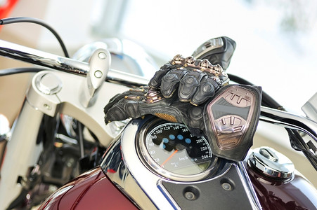 自行车上的含碳摩托车手套