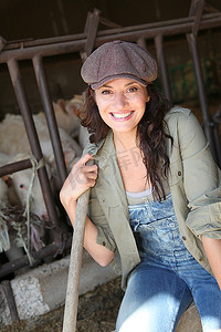 谷仓里微笑的农民肖像
