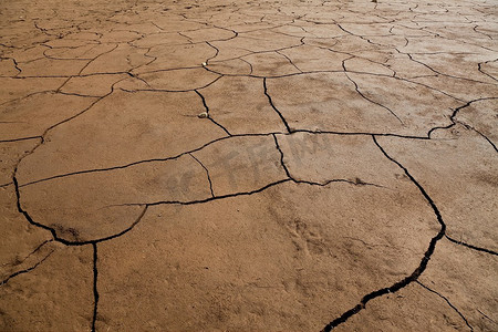 气候变暖摄影照片_一张广角拍摄的干裂泥土。