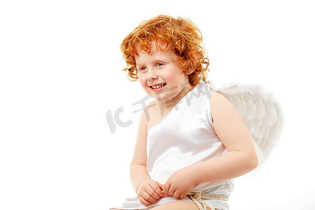 丘比特摄影照片_在白色背景上孤立的丘比特形象中快乐的小男孩