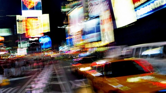 美国纽约市时代广场市中心模糊的灯光。