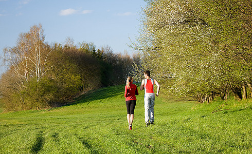 夫妇慢跑在春天的下午