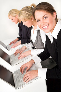 一个由3名年轻女商人组成的团队在笔记本电脑上工作
