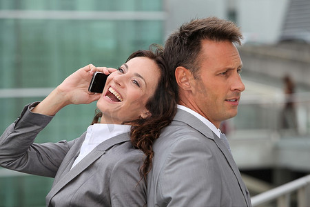 拥有手机的业务团队人物特写中年男性