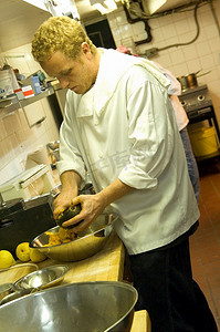 副厨师在忙碌的厨房里准备食物。