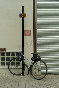 24x24-93摄影照片_自行车被锁在城市街道上