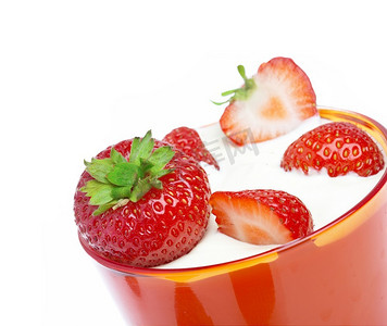 成熟的草莓配奶油，白色背景