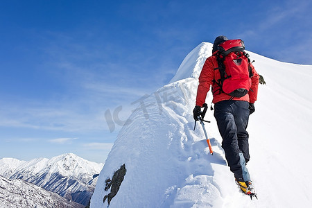 欧洲意大利阿尔卑斯山雪山上的登山者.横向框架.滑雪图人物活动