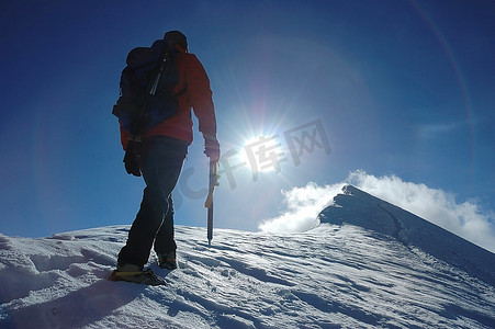 首脑摄影照片_孤独的登山者到达山顶的孤独的登山者；瑞士西阿尔卑斯山。