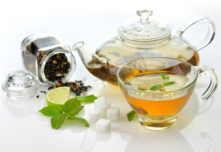 种茶摄影照片_由茶壶、杯子、酸橙和薄荷制成的绿茶