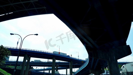 叠加流量包摄影照片_美国高速公路立交桥在繁华的大都市。
