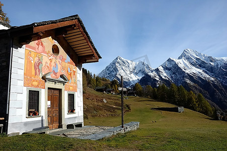 山西年摄影照片_意大利阿尔卑斯山西部一个山村的小教堂