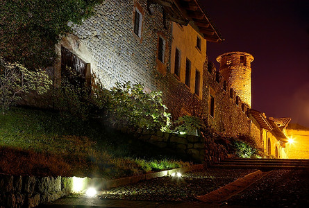 夜晚墙摄影照片_夜晚的城堡外墙；意大利皮埃蒙特的坎德罗