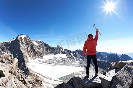 胜利的标志：登山者登上了山顶。大天堂国家公园，意大利