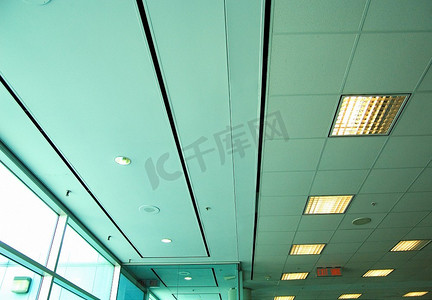 融合色摄影照片_机场候机室的天花板。