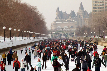 加拿大渥太华里多运河溜冰道上的冬日滑冰选手。