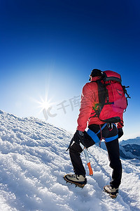 一位孤独的登山者登上了一座高山的顶峰。蒙特罗萨，瑞士。