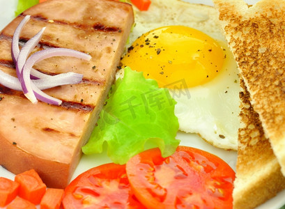 烤火腿片配鸡蛋和蔬菜