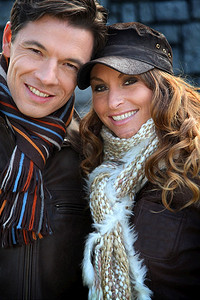 冬日恋人摄影照片_冬日里戴着围巾的幸福夫妻写真