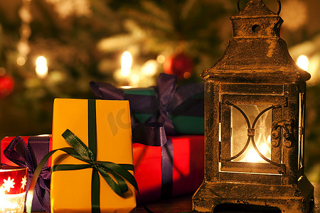 小玩意儿摄影照片_圣诞静物，有礼物和灯笼，背景是圣诞树和小玩意儿
