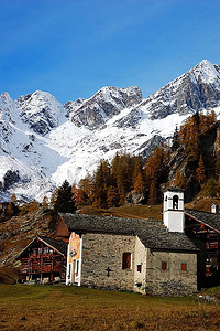 意大利阿尔卑斯山西部一个山村的小教堂