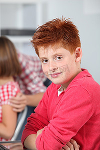 教室里的红发小男孩