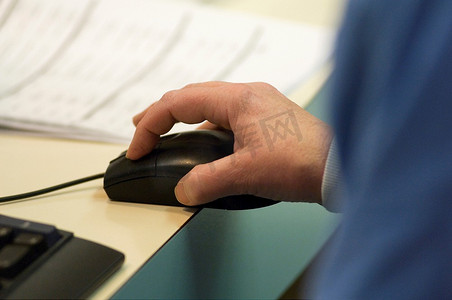 护士在填写病人急症电子病历时使用鼠标；S。