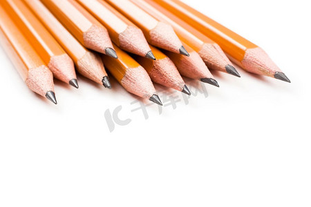 隔离在白色背景上，选择性地聚焦在铅笔最近的部分