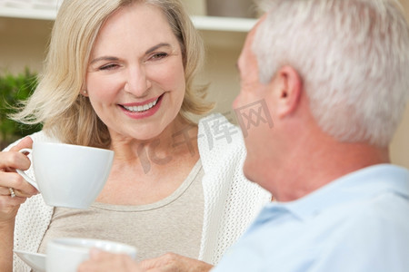幸福的老年男女喝着茶或咖啡