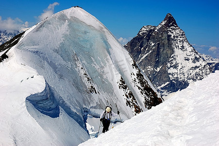 一群野外滑雪者(滑雪旅行)，背景是欧洲西部阿尔卑斯山的马特宏峰。