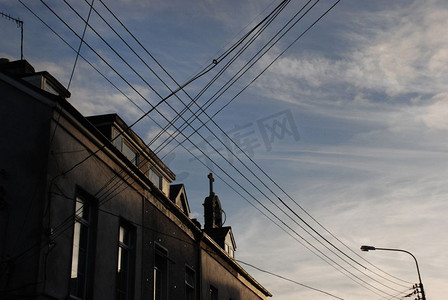 窗户阴影摄影照片_爱尔兰科克的房屋外观和电报线