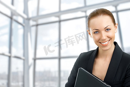 商业女性的肖像与办公室设计