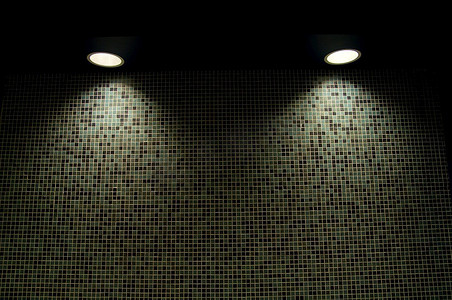 照亮的锅灯照在瓷砖墙上。