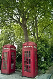 伦敦迎春花山上的两个红色电话亭