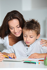 母亲和孩子在做作业