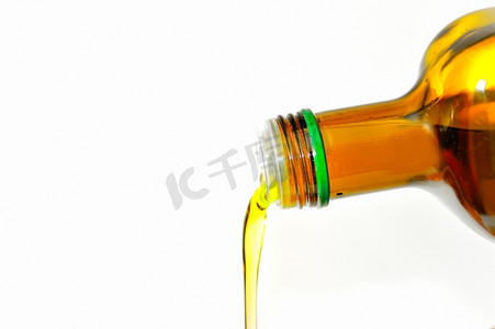 橄榄油从瓶子里倒出来