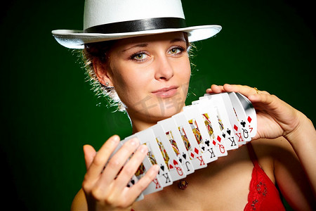 照片的女孩与扑克牌
