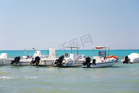 海滩的船摄影照片_停泊在热带海域的摩托艇。水平框架。