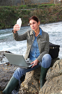 女科学家检测河流水质