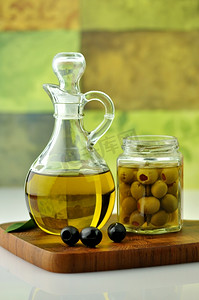 一瓶带橄榄的橄榄油