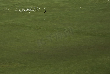 苏格兰爱丁堡Holyrood公园里孤独的身影和鸟群