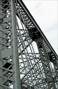 金属桥上的主梁和框架结构。