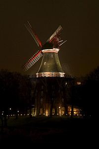 德国不来梅的风车墙，在夜间照明时拍摄