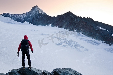 意大利格兰帕拉迪索国家公园，攀登者站在冰川和格里沃拉山的山顶前。