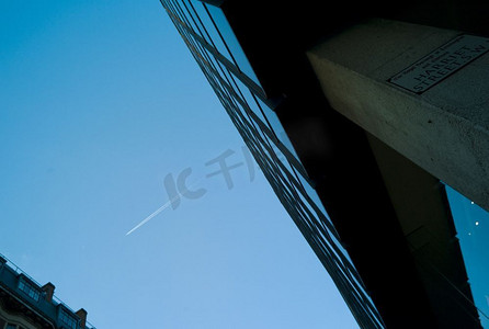 伦敦骑士桥现代写字楼上空的飞机