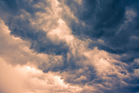 死神高达摄影照片_彩色暗风暴云，水平框架;高达21 Mpxl