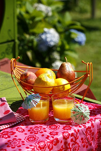 橙汁海报免费摄影照片_玻璃杯的橙汁和水果在桌子上